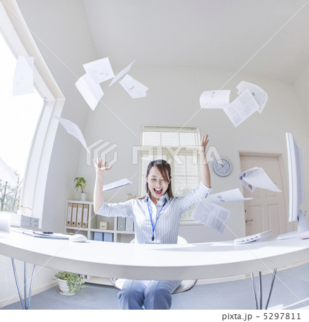 書類を投げるビジネスウーマン 5297811