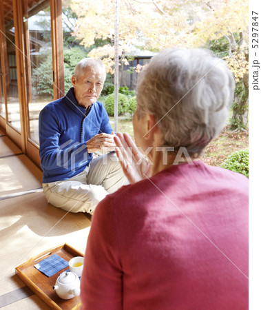 縁側に座るシニア夫妻 縁側に座るシニア夫妻 5297847