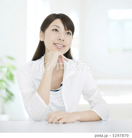 頬杖をついて微笑む女性 頬杖をついて微笑む女性 5297870