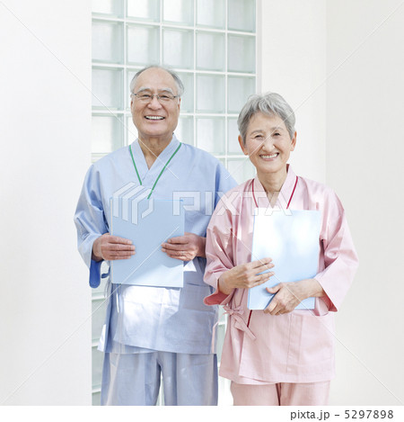 健康診断を受けるシニア夫婦 5297898