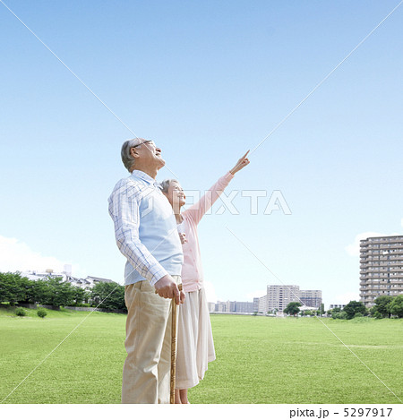 杖を持って公園に立つシニア夫婦 杖を持って公園に立つシニア夫婦 5297917