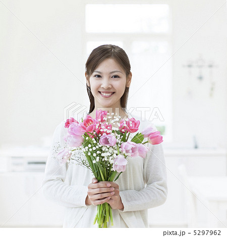 花束を持つ女性の写真素材