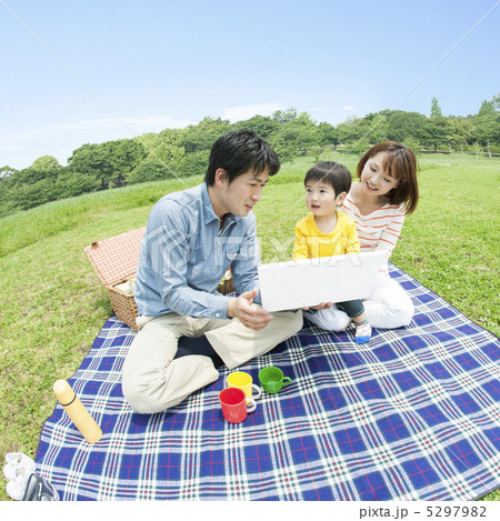 ピクニックをする3人の日本人家族 ピクニックをする3人の日本人家族 5297982