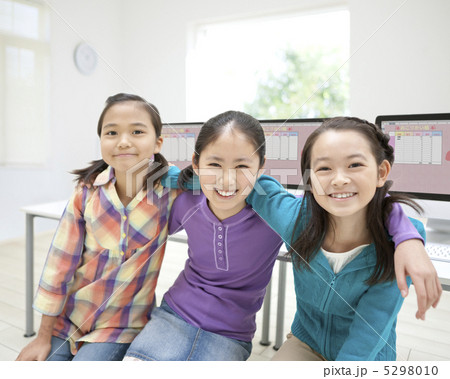 肩を組む3人の女の子の写真素材