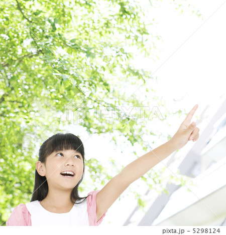 指を指す女の子 指を指す女の子 5298124