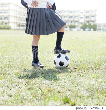 サッカーボールを足で押える女子中学生の写真素材