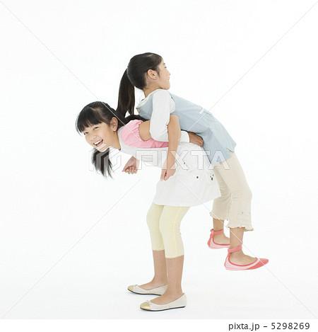 背中合わせをして遊ぶ2人の女の子の写真素材