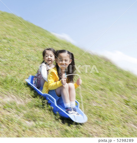 草スキーで遊ぶ日本人姉妹 5298289