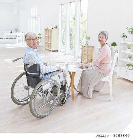 車椅子に座る男性と椅子に座る女性 車椅子に座る男性と椅子に座る女性 5298340