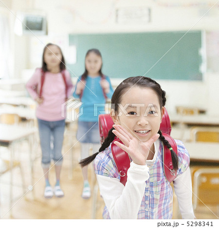教室で呼ぶポーズをした女の子 教室で呼ぶポーズをした女の子 5298341
