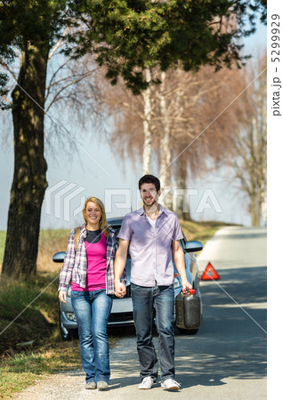 Out of gas couple need petrol car 5299929