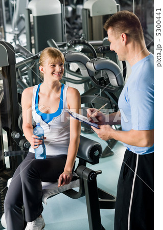 Completing personal fitness plan with trainer 5300441