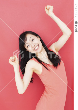 喜ぶ女性 5302392