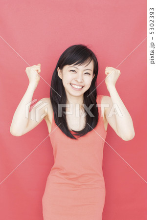 喜ぶ女性 5302393