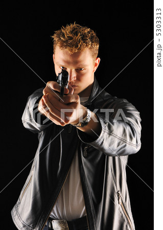 Man with gun 5303313