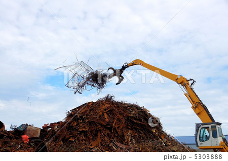Unloading of scrap metal 5303888