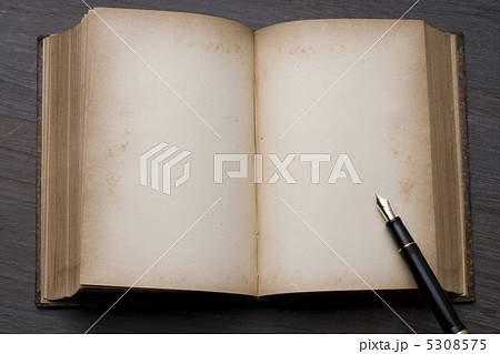 アンティーク本と万年筆の写真素材