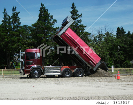 整地作業には重機が必須です 5312617