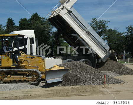 整地作業には重機が必須です 5312618