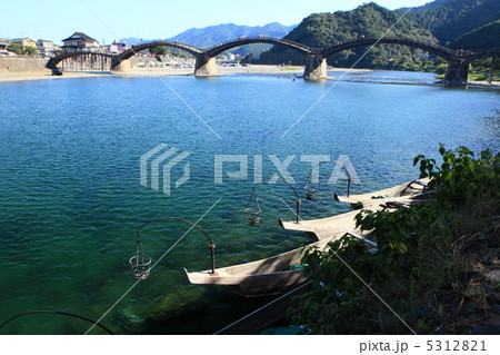 鵜飼舟がつながれた錦川 5312821