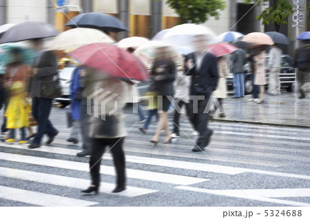 雨の中を歩く通行人 5324688