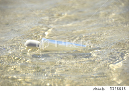 ビーチと瓶 5328018