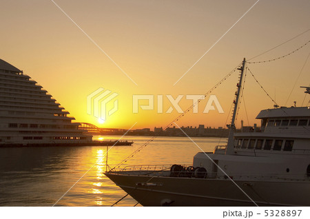 神戸の朝日 5328897