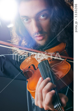 Violin player playing the intstrument 5330266