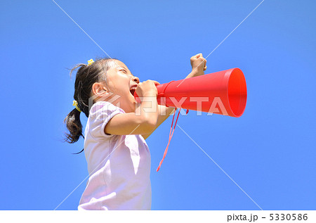 メガホンで応援する女の子(青空) メガホンで応援する女の子(青空) 5330586