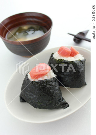 明太子おにぎりでご飯 5330636