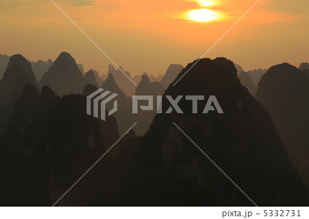 桂林の奇峰（中国広西チワン族自治区） 5332731