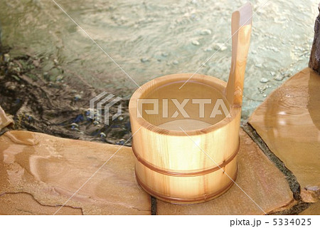 和の癒し・温泉：石の浴槽に桧の手桶のみ・横位置斜俯瞰 5334025