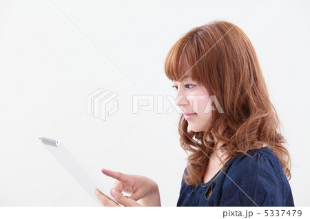 スレートPCを操作する女性 5337479