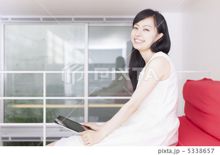 タブレットPCを使う女性 5338657