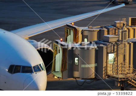 空港のボーディングブリッジ 5339822