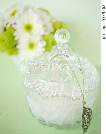 ガラスキャニスター型のアロマキャンドル 5339962