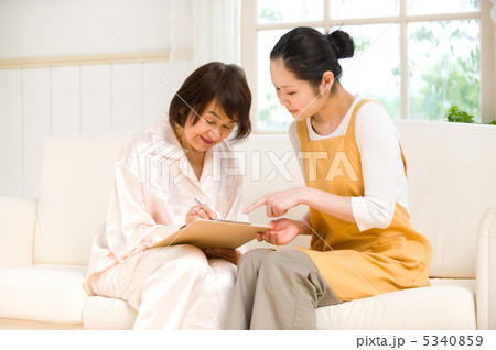 カウンセリングを受けるシニア女性 5340859