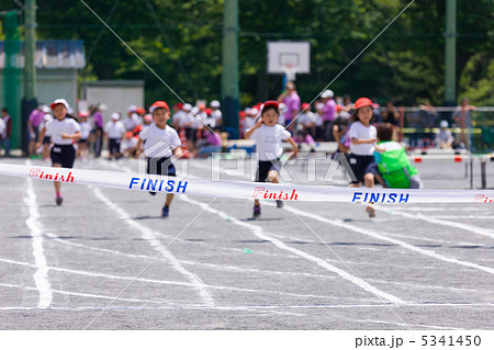 運動会 徒競走の写真素材