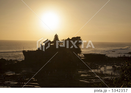 タナ・ロット寺院の夕日　バリ島 5342357