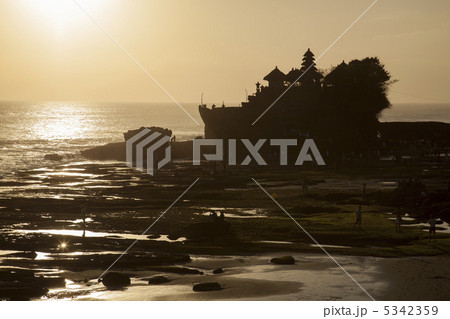 タナ・ロット寺院の夕日　バリ島 5342359