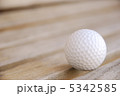 ベンチの上のゴルフボール　 5342585