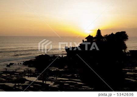 タナ・ロット寺院の夕日 バリ島 タナ・ロット寺院の夕日 バリ島 5342636