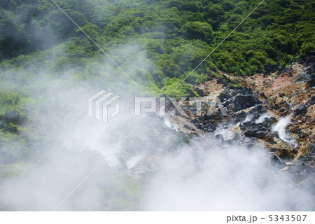 箱根大涌谷・噴き上げる噴煙・横位置 5343507