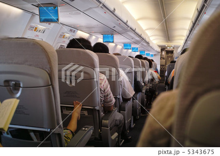 飛行機の機内 5343675