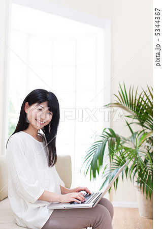 ノートパソコンを使う女性 5344367