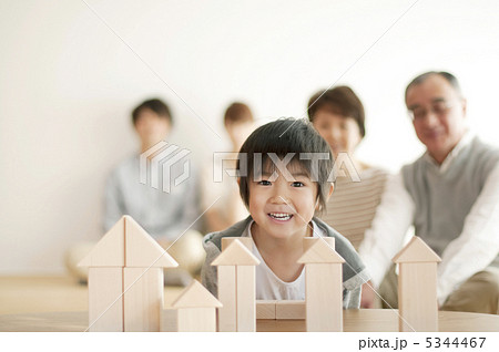 積み木で遊ぶ男の子と家族 5344467