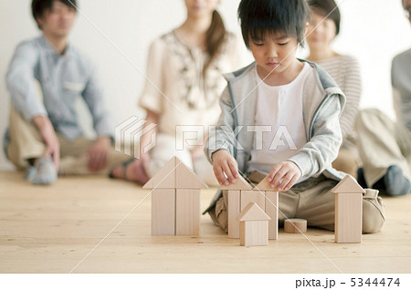 積み木で遊ぶ男の子と家族 積み木で遊ぶ男の子と家族 5344474