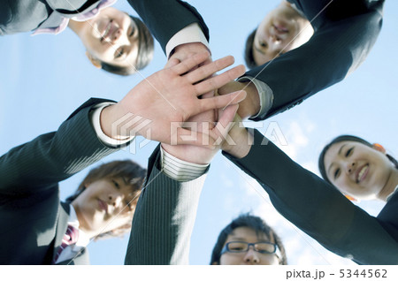 手を合わせるビジネスマンとビジネスウーマン 手を合わせるビジネスマンとビジネスウーマン 5344562