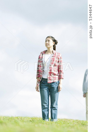 草原に立つ女性 5344647