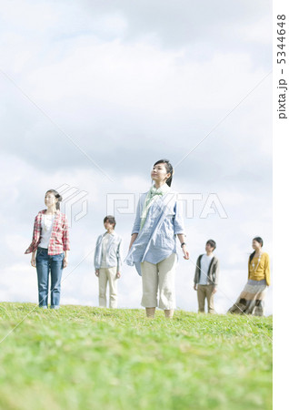 草原に立つ若者たち 5344648